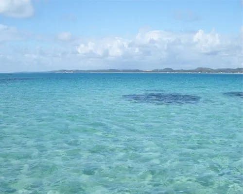 El mar turquesa de Maragogi, con las manchas oscuras del arrecife bajo el agua