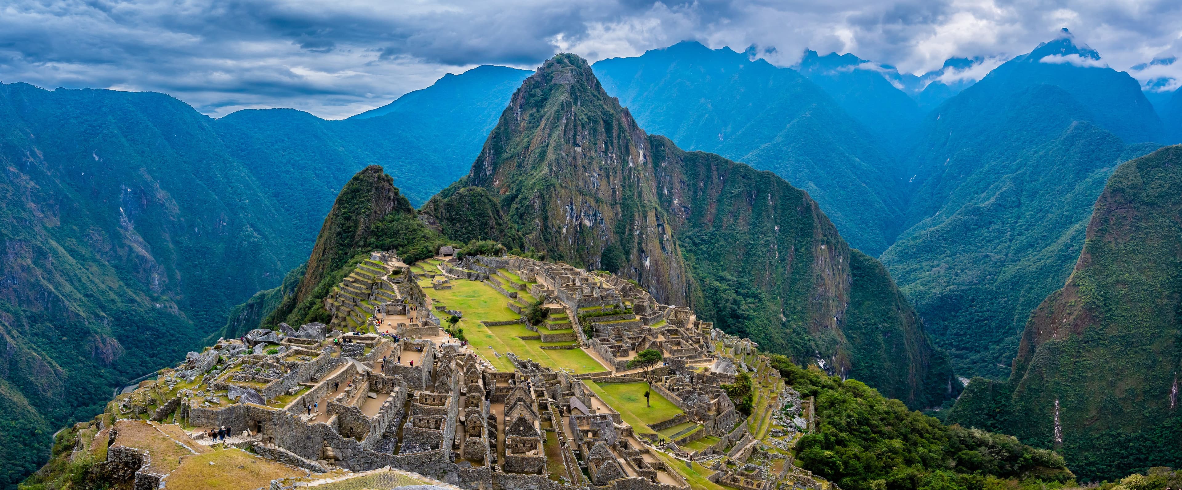 Vista general de Machu Picchu con el Huayna Picchu detrás
