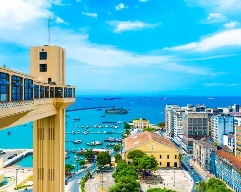 El Elevador Lacerda de Salvador visto desde arriba, con la bahía de Todos los Santos, el puerto de lanchas y el Mercado Modelo al fondo