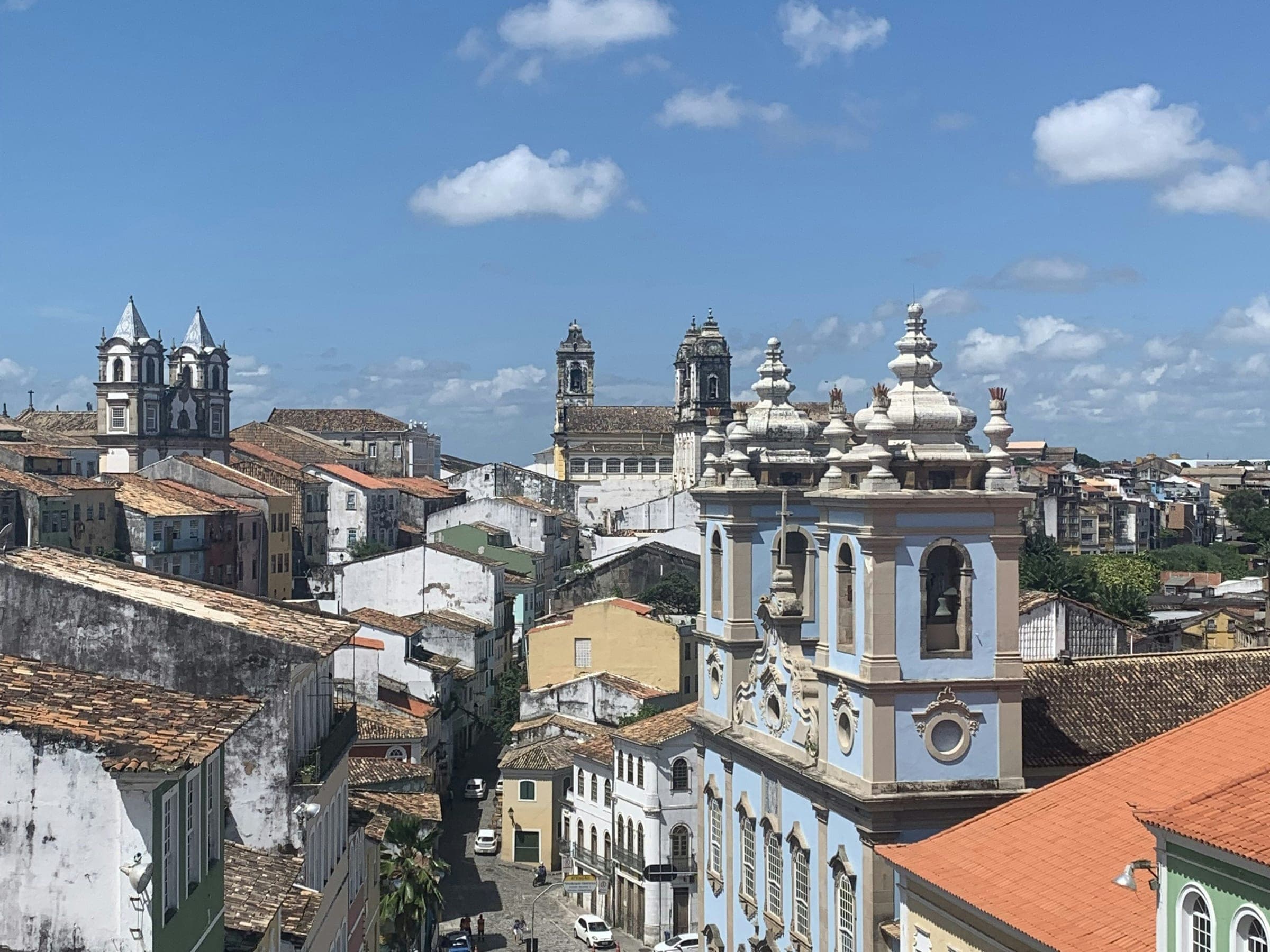 Los techos de tejas y las torres de las iglesias del Pelourinho, con la iglesia celeste del Rosário dos Pretos en primer plano
