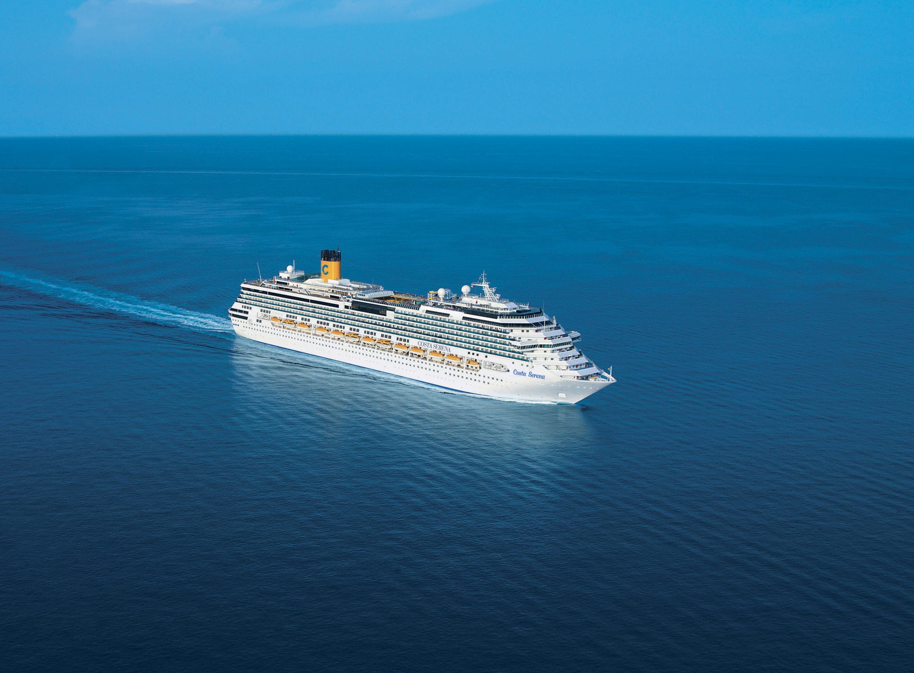 El Costa Serena navegando en mar abierto
