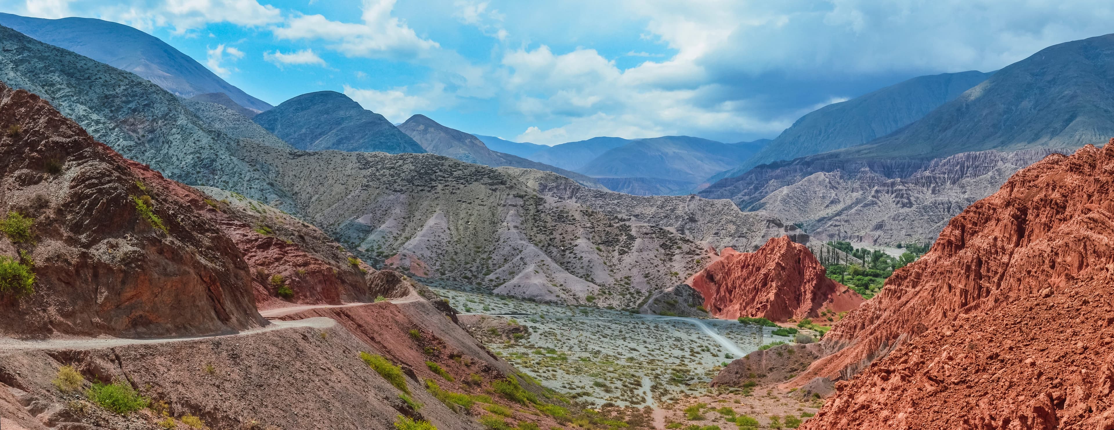 Cerros de colores de Purmamarca con un camino de tierra al pie