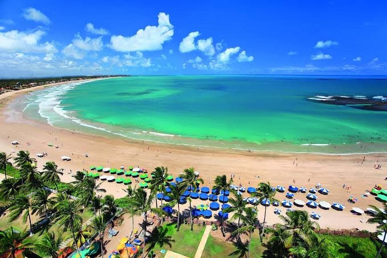 Playa de Porto de Galinhas con el mar verde y los arrecifes